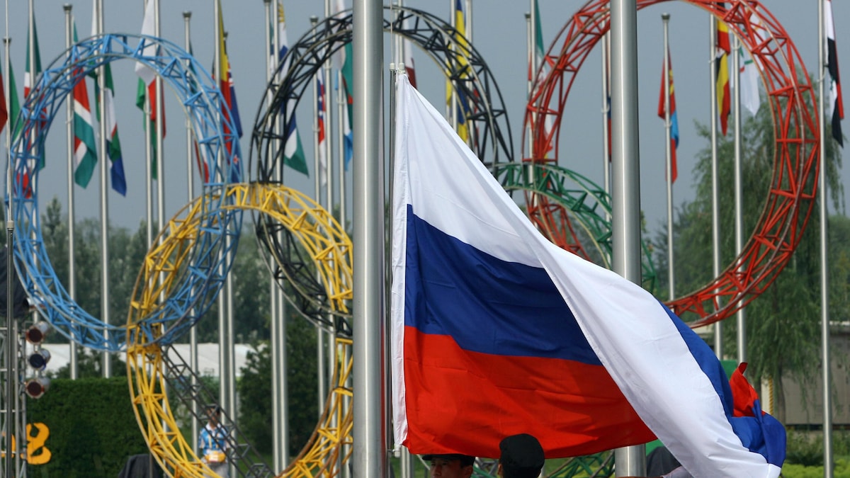 Le drapeau russe devant les anneaux olympiques