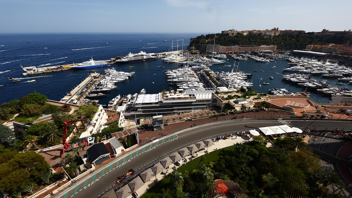 Vue générale du port de Monte-Carlo, avec en avant-plan une monoplace F1 roule sur le circuit dans la montée de Massenet.  