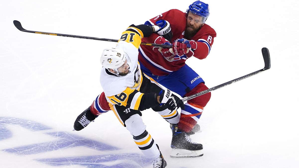 Deux joueurs de hockey entrent en collision.