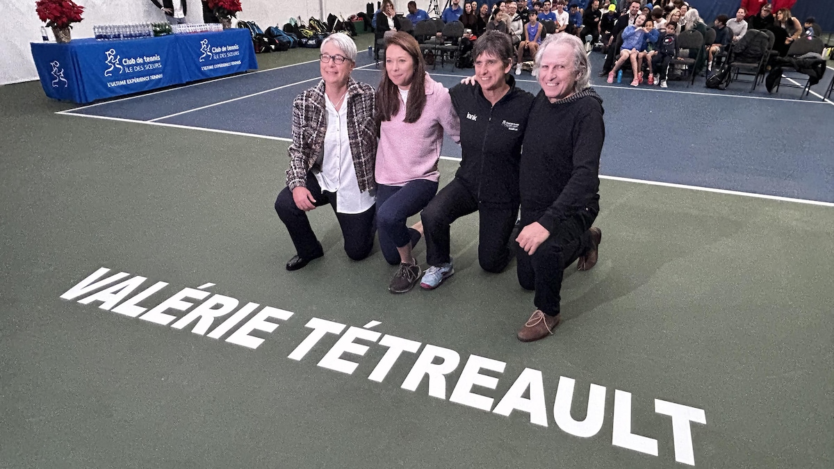 Quatre personnes posent un genou au sol pour la caméra. Devant elles, le nom de Valérie Tétreault est inscrit sur le sol.