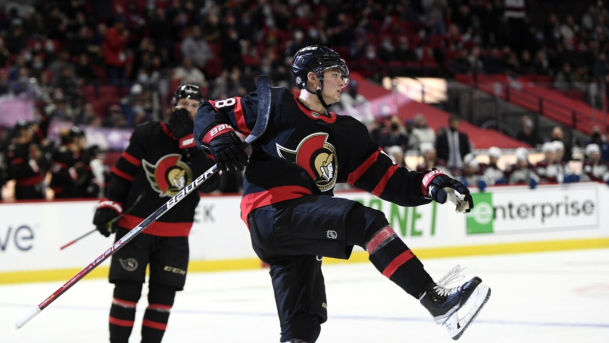 Tim Stützle célèbre un but marqué à Ottawa contre l'Avalanche du Colorado.