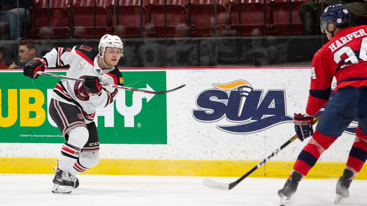 Tristan Pomerleau passe la rondelle.