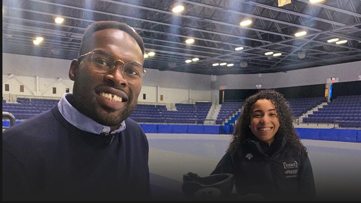 Photo de Xavier Jourson et d'Alyson Charles au bord d'une patinoire.