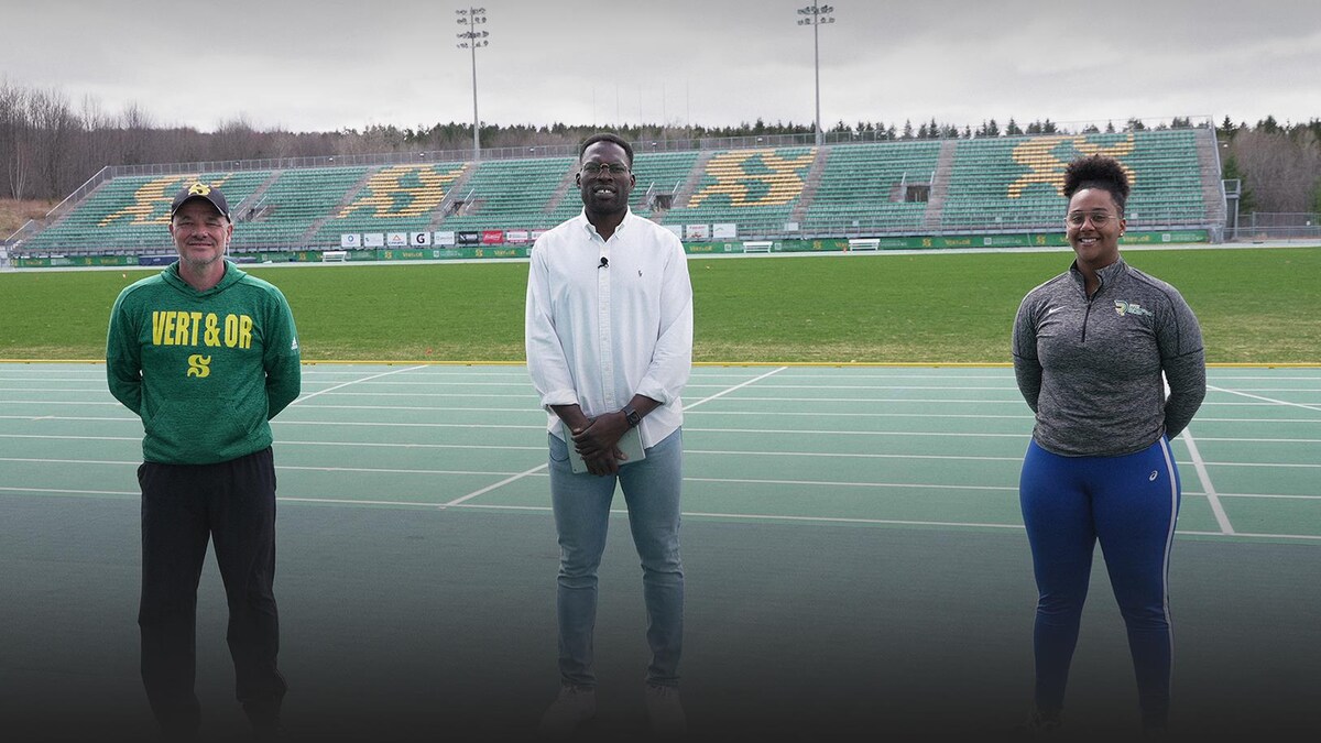 Photo de Xavier Jourson, Vanessa Ayers et son entraîneur Luc Lafrance sur la piste d'athlétisme de l'Université de Sherbrooke.