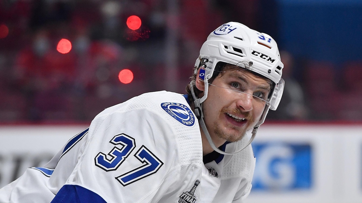 Yanni Gourde, l’attaquant québécois du Lightning de Tampa Bay Le