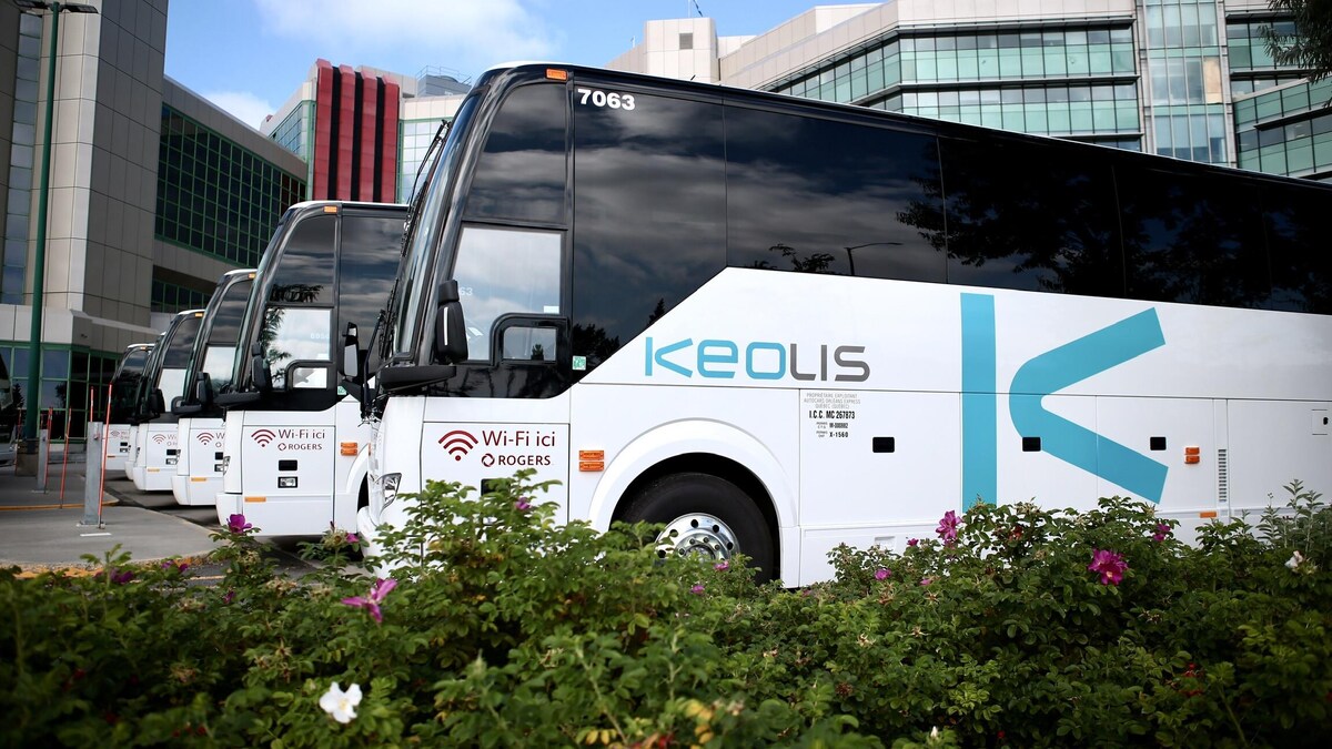 Des autocars d’Orléans Express Keolis à la gare du Palais à Québec. 