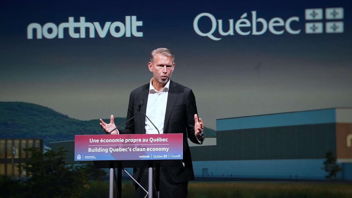 Peter Carlsson, PDG et cofondateur de Northvolt, est debout sur une scène derrière un lutrin.