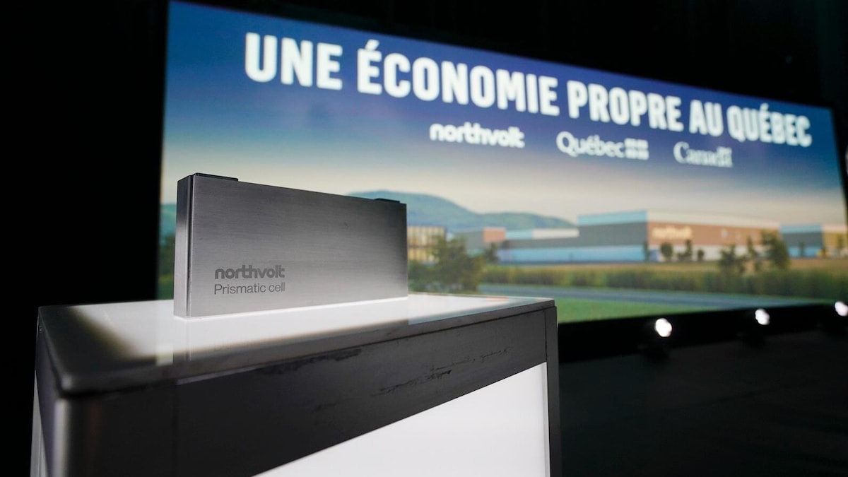 Une batterie de Northvolt est exposée à l'endroit où se tiendra une conférence de presse.