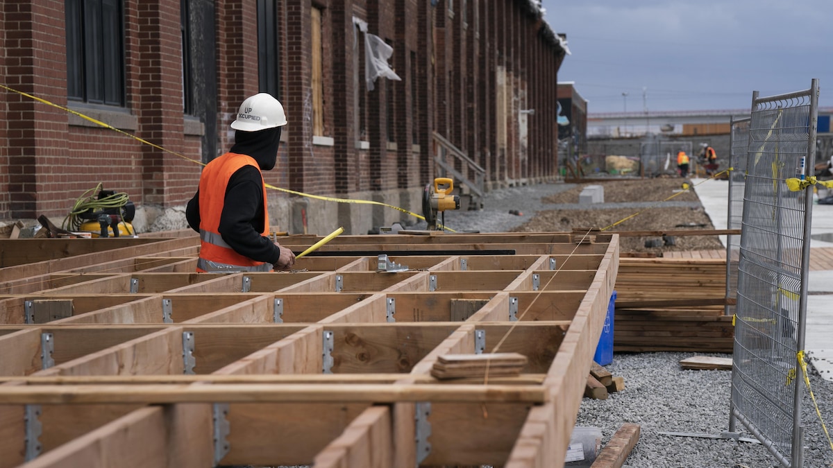 Un employé en construction sur un chantier.