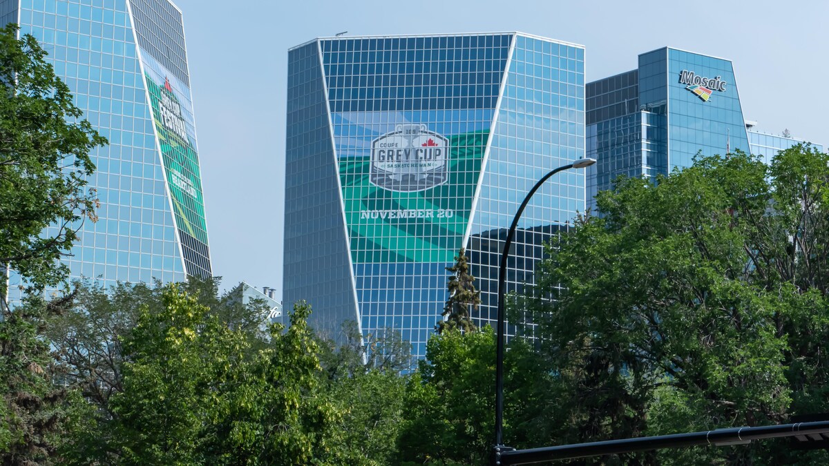 Les tours Mosaic au centre-ville de Regina, en Saskatchewan, le 24 août 2022 avec une murale annonçant les festivités de la Coupe Grey.