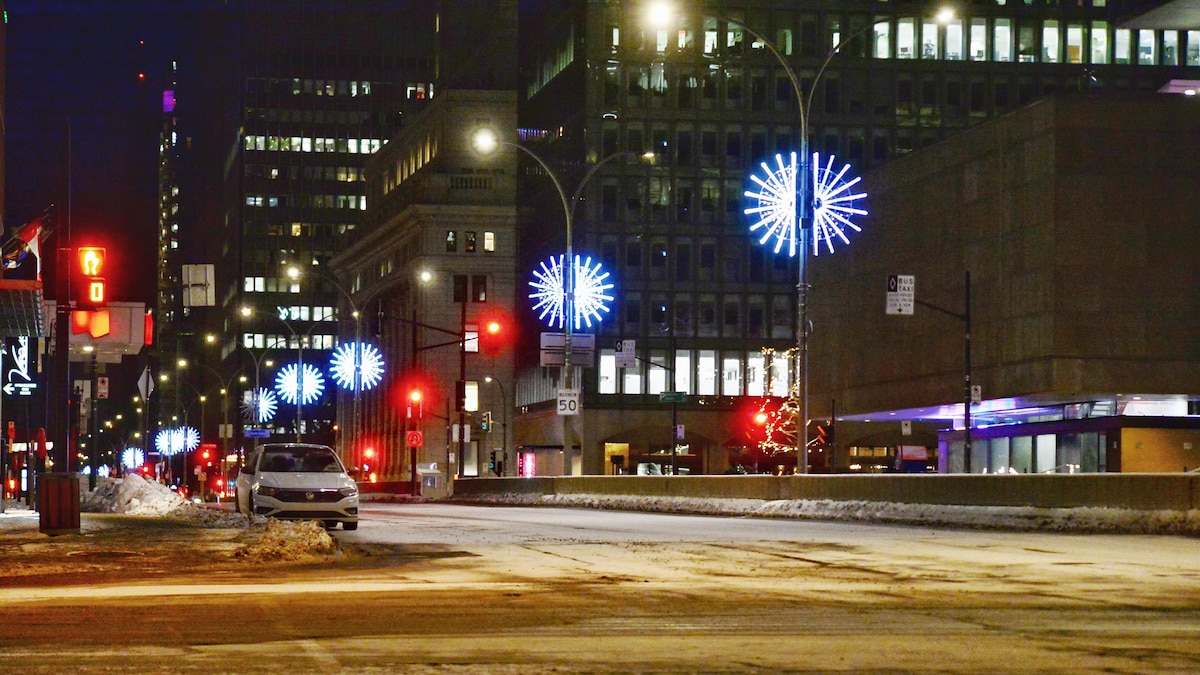 Le centre-ville de Montréal la nuit, sans voitures ou piétons qui circulent dans les rues.
