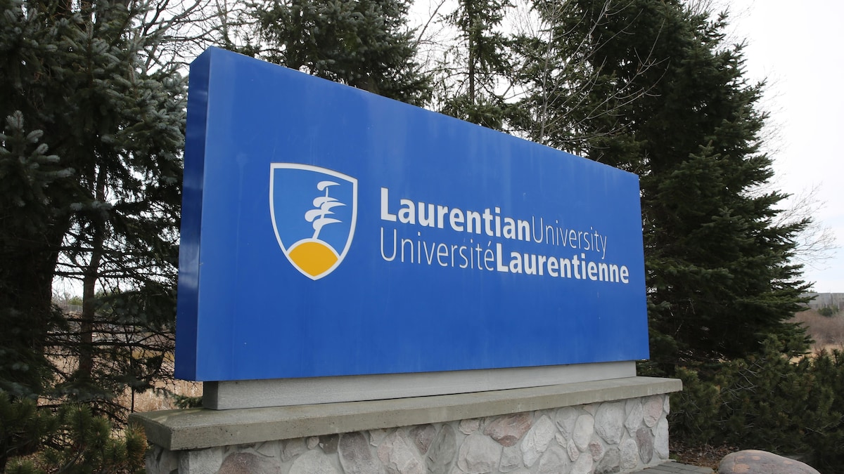 Le panneau de l'entrée de l'université Laurentienne.