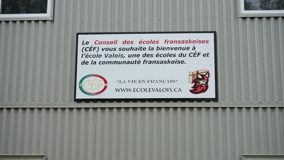 Une affiche de l'école Valois à Prince Albert.