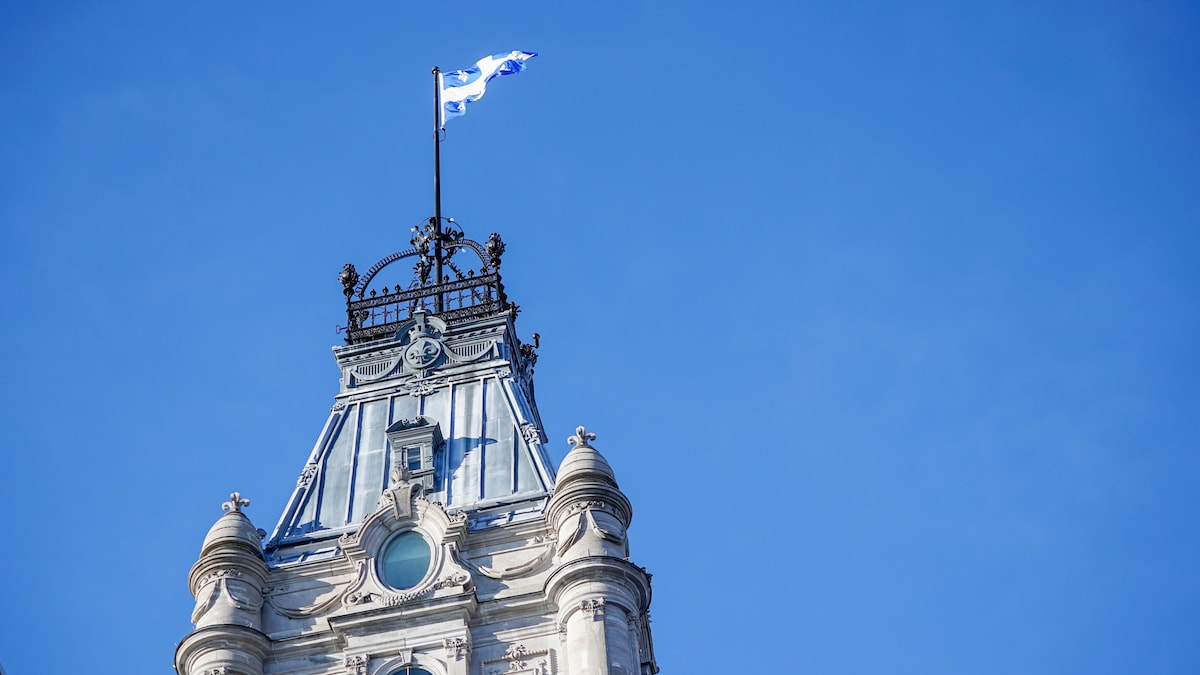 La tour du Parlement de Québec, avec un drapeau au vent.