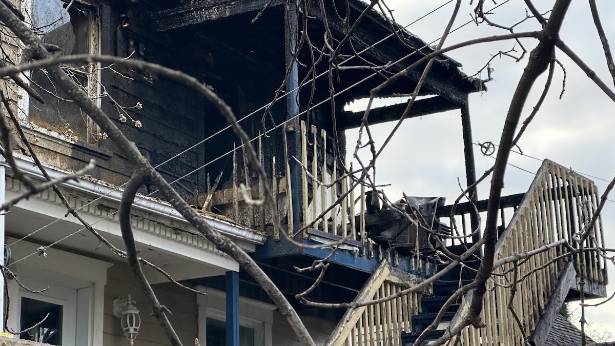Un balcon endommagé par les flammes.