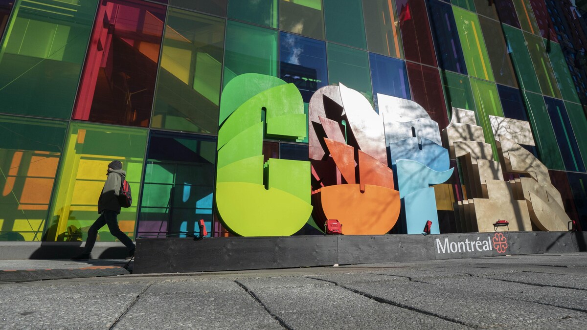 Le logo de la COP15 devant le Palais des Congrès de Montréal le 14 décembre 2022.