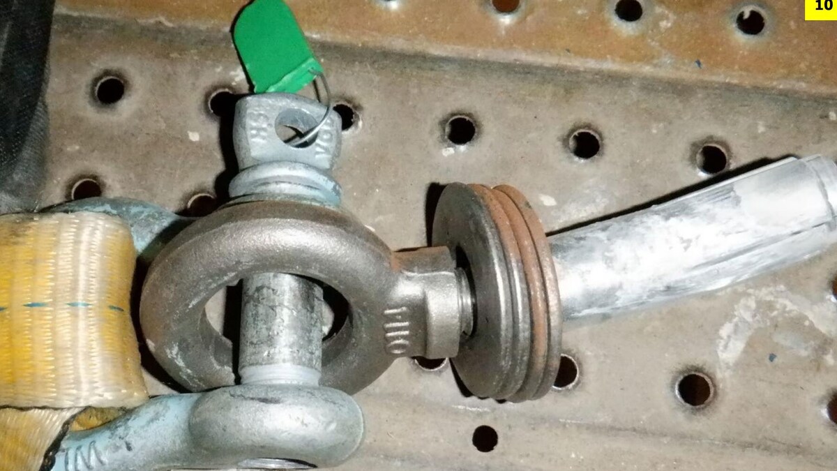 Un boulon en métal connecté à un ancrage à béton. 