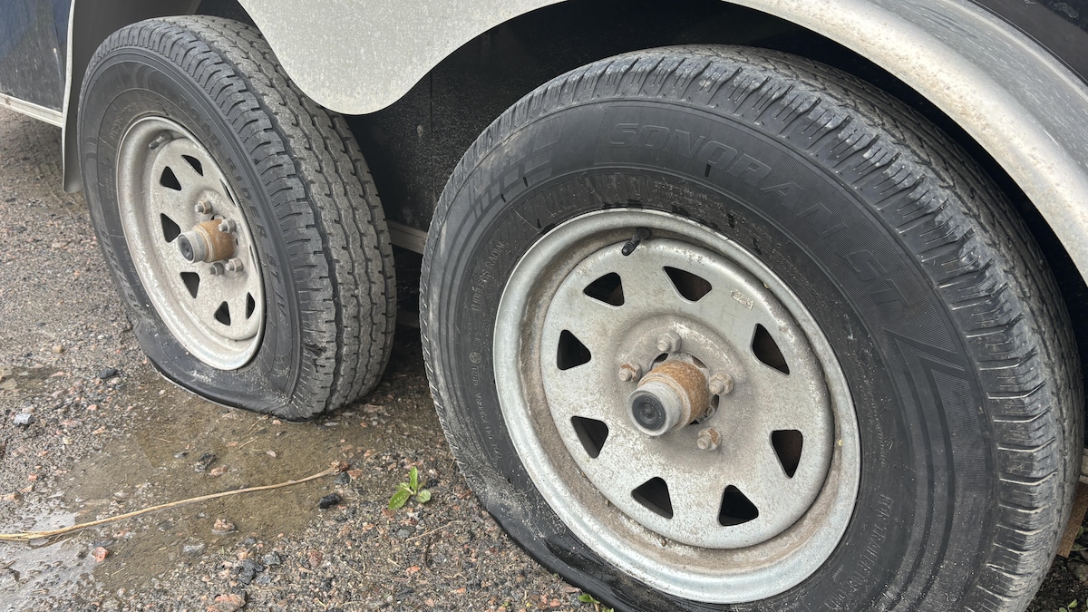 Deux pneus crevés en gros plan.