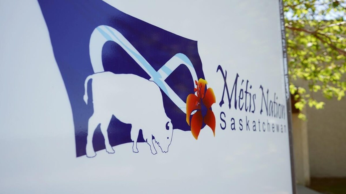 Un logo de la Nation métisse de la Saskatchewan.