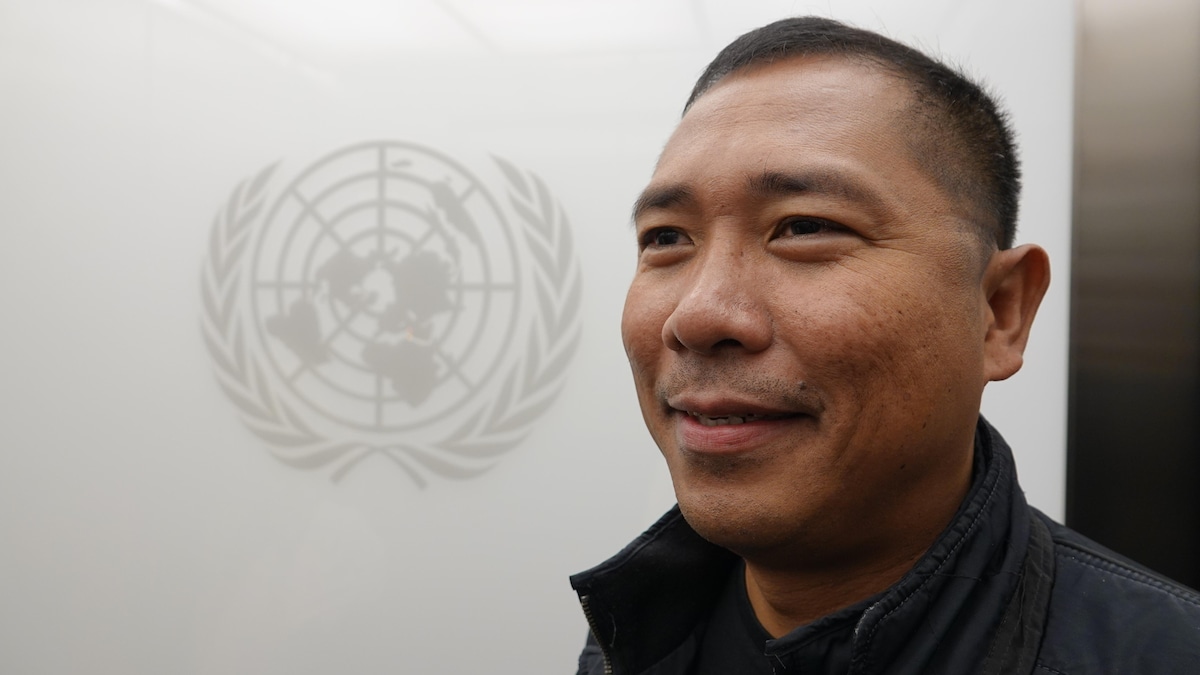 Un homme avec le logo de l'ONU.