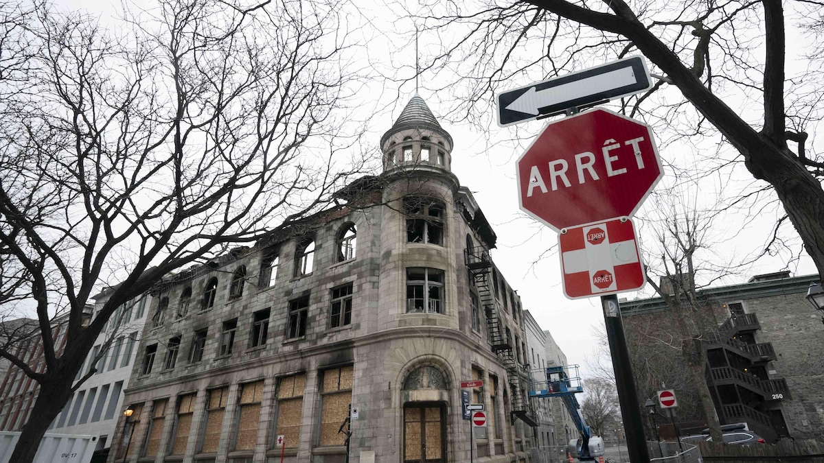 Un bâtiment partiellement détruit.