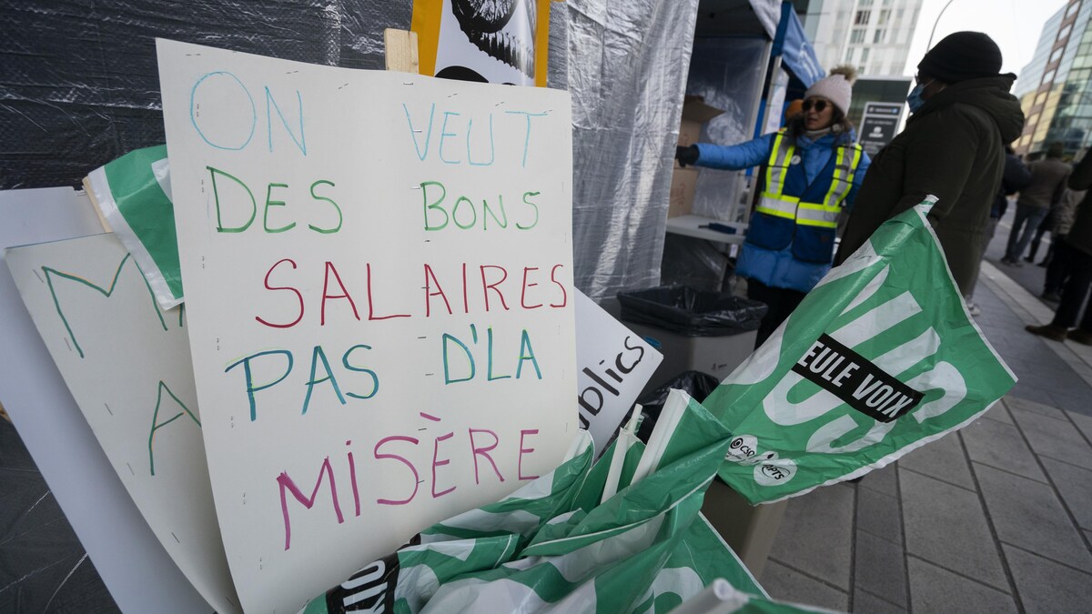 Des drapeaux et des affiches aux couleurs du Front commun intersyndical.