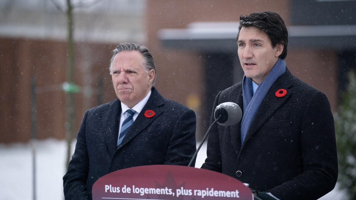 Les premiers ministres Trudeau et Legault côte à côte.