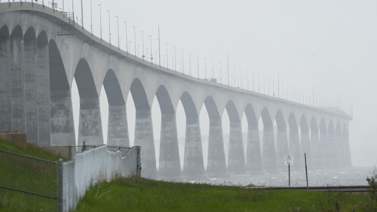 Le pont de la Confédération par une journée de temps gris et venteux.