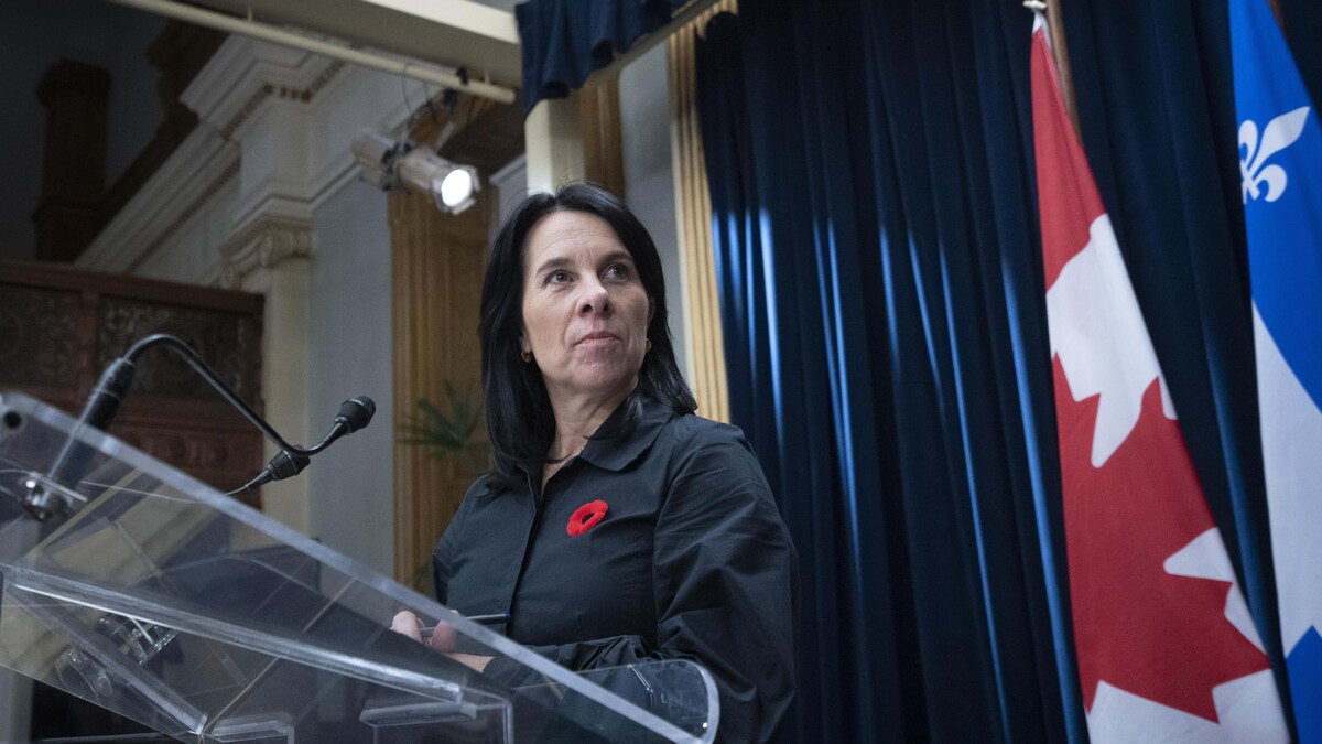 Valérie Plante en conférence de presse à l'hôtel de ville de Montréal.