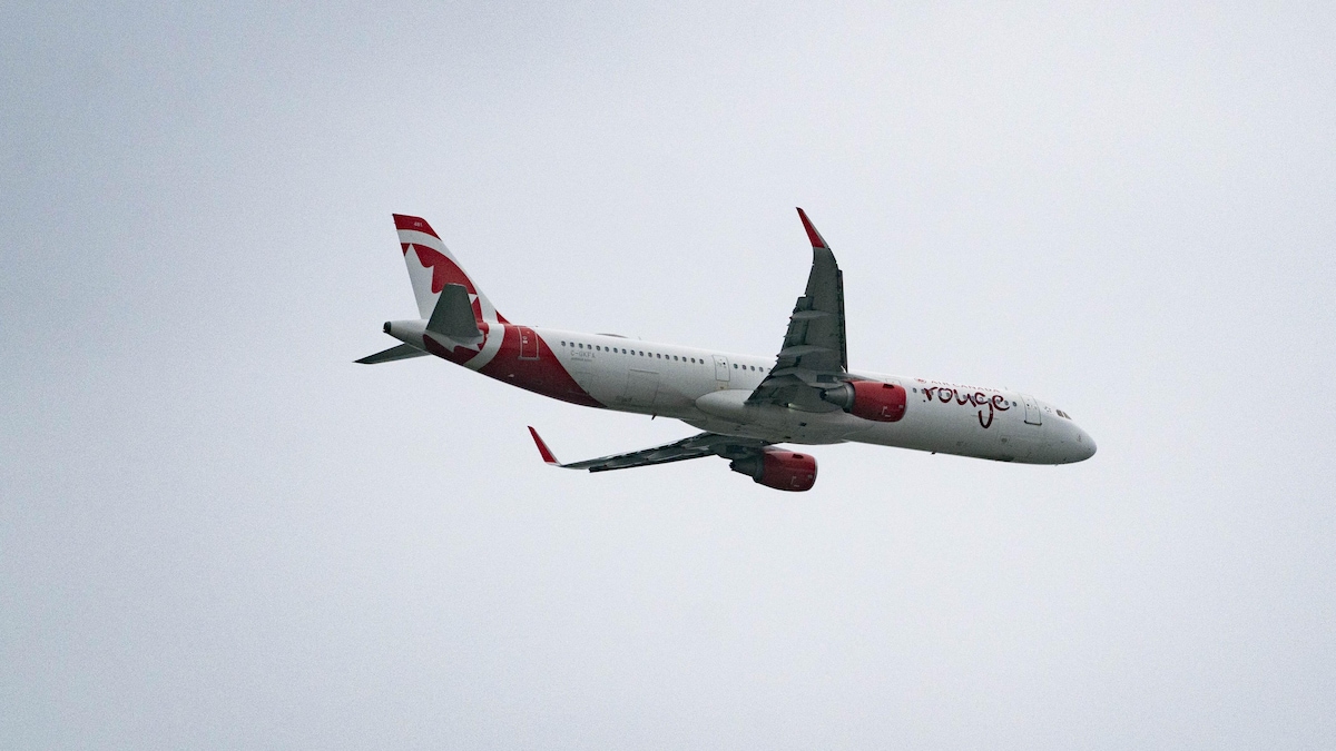 Un avion d'Air Canada Rouge en vol.