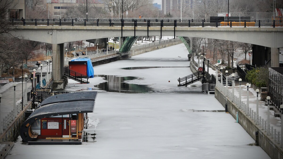 Le canal Rideau fermé en hiver.