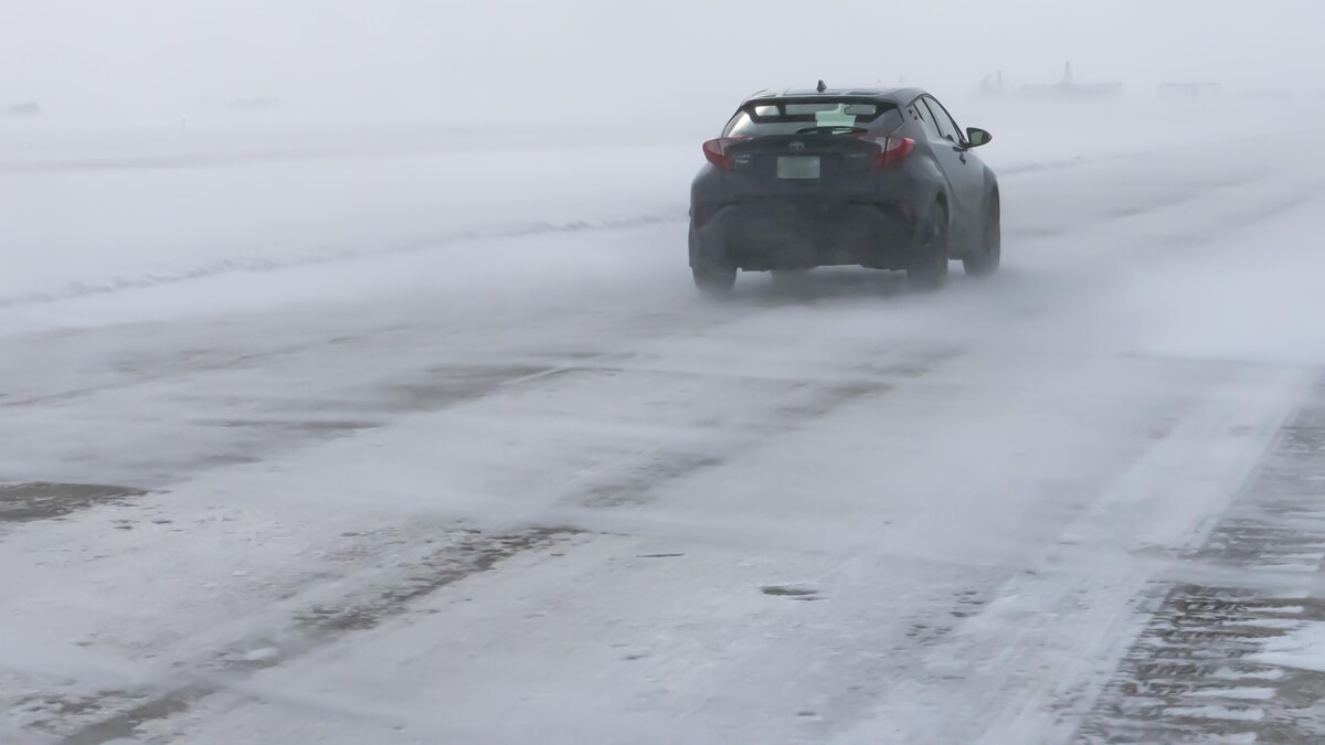 De la neige et du vent sur une autoroute près de Regina, en Saskatchewan, au cours de l'hiver 2022.