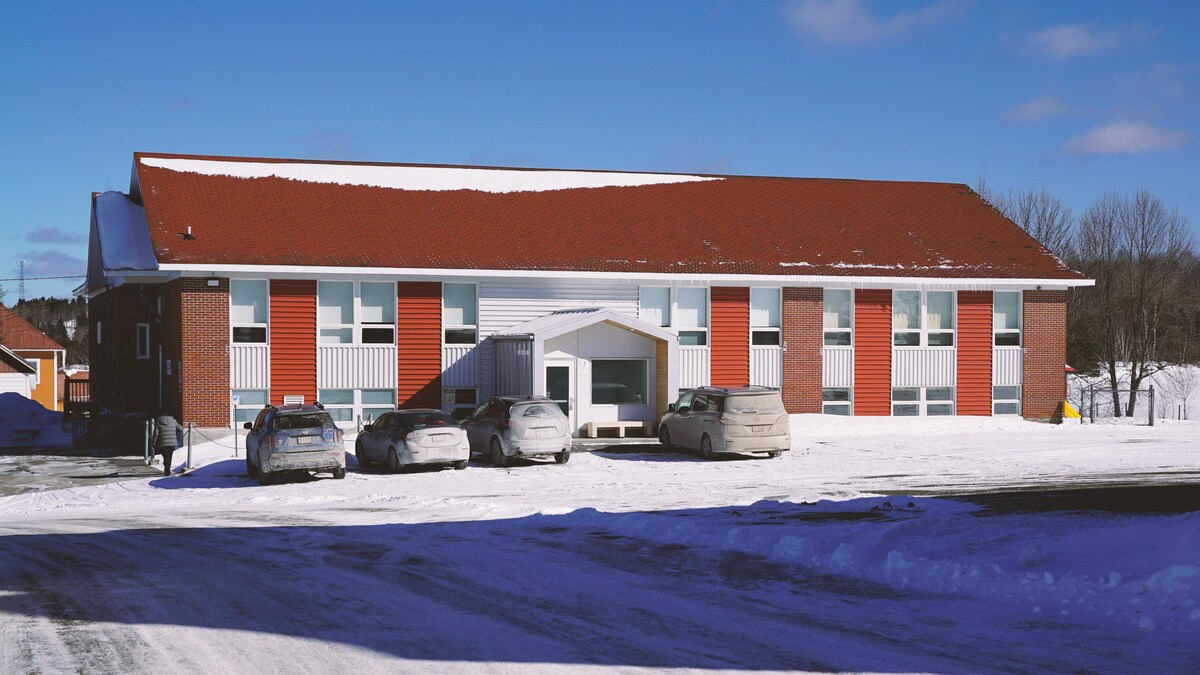 L'école d'Esprit-Saint est affiliée au Centre de services scolaire des Phares, au Bas-Saint-Laurent.