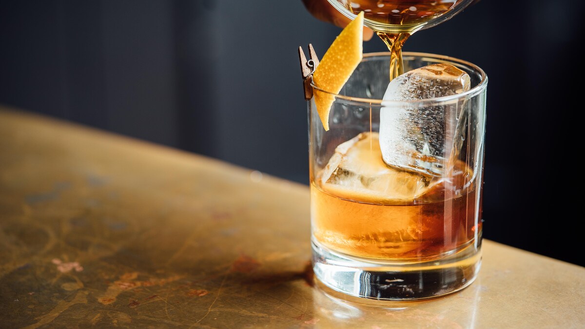 Un verre contenant un mélange d'alcool.