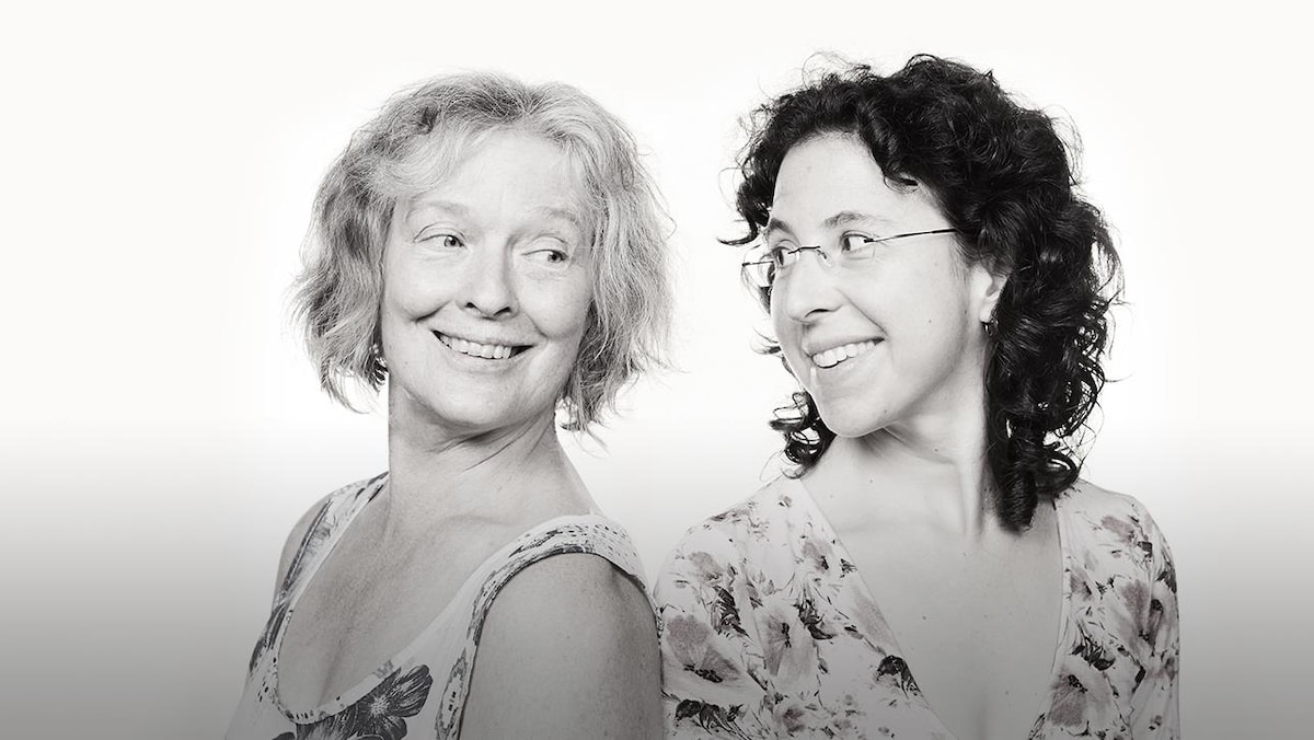 Deux femmes côte à côte, photo en noir et blanc.