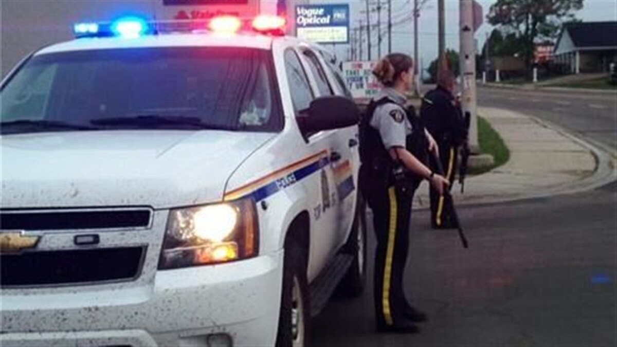 Des policiers armés à Moncton où trois agents de la GRC ont été abattus, dans le secteur Pinehurst.