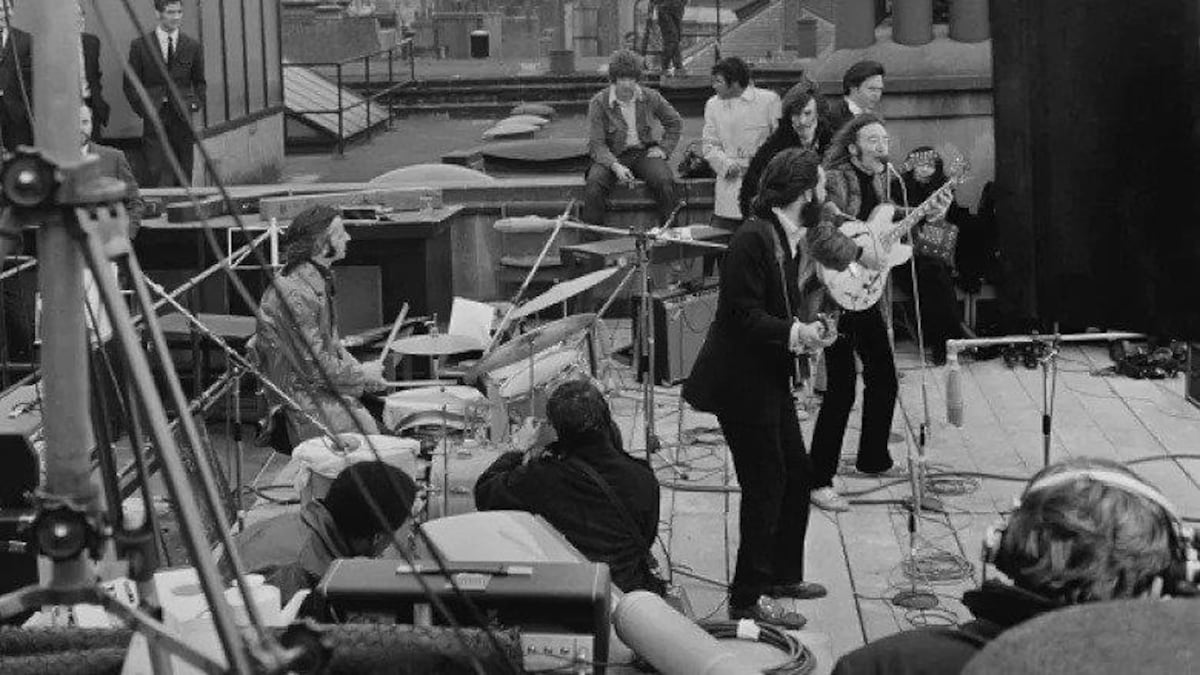 Les Beatles présentent le spectacle devant seulement quelques gens de leur entourage et des médias. 