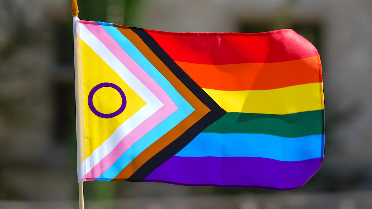 Un drapeau inclusif de la fierté photographié lors d'un défilé à Saskatoon, le 1er juin 2023.
