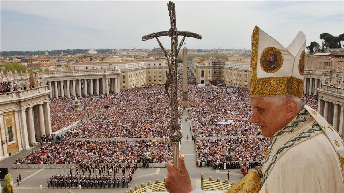 Le pape Benoît XVI lors de la bénédiction urbi et orbi, place Saint-Pierre, en 2006.