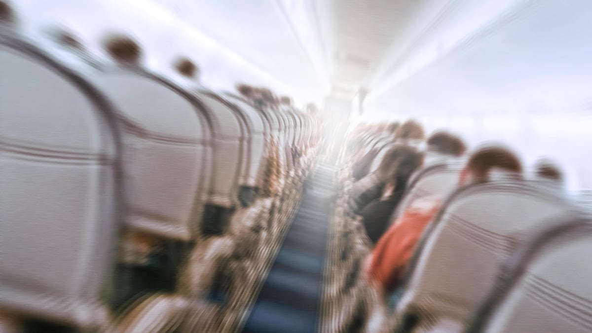 Une photo montrant l'intérieur d'un avion en train de vibrer pendant des turbulences.