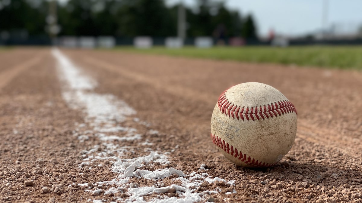 Une balle de baseball sur le terrain.