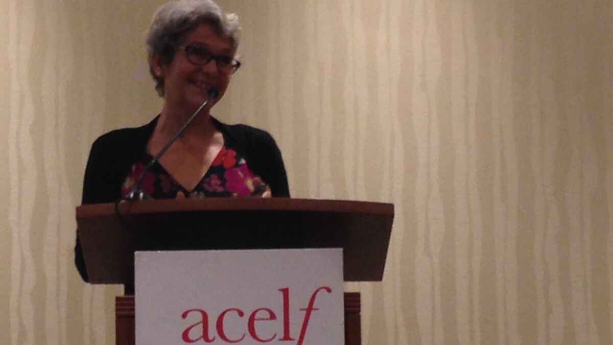 Jeanne Beaudoin devant les membres du Congrès de l'ACELF 2017 à Calgary