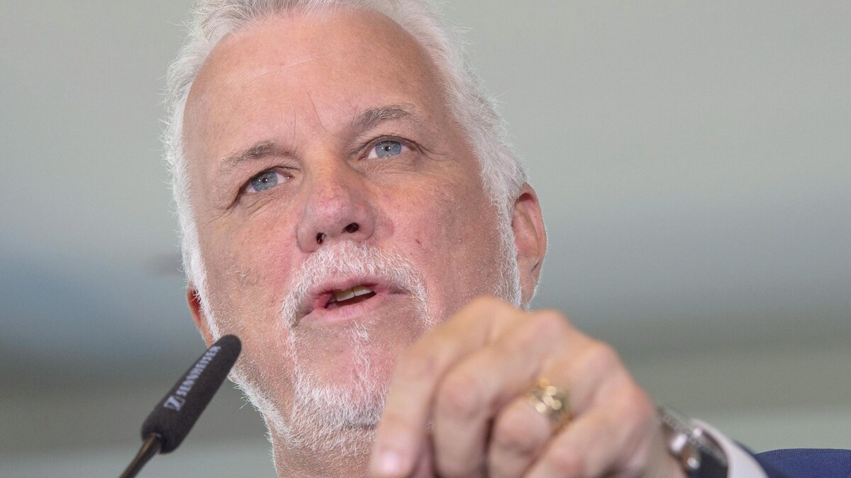 Philippe Couillard, devant un micro.