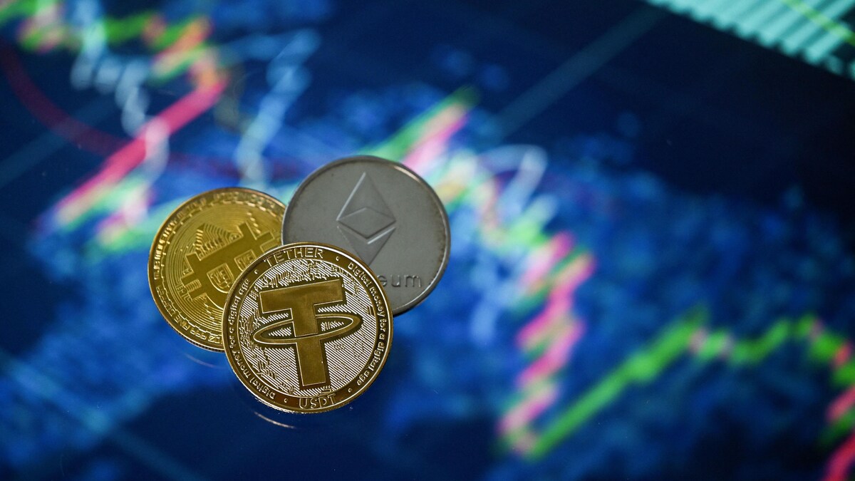 Trois jetons arborant les logos de certaines cryptomonnaies sont jointes ensemble.