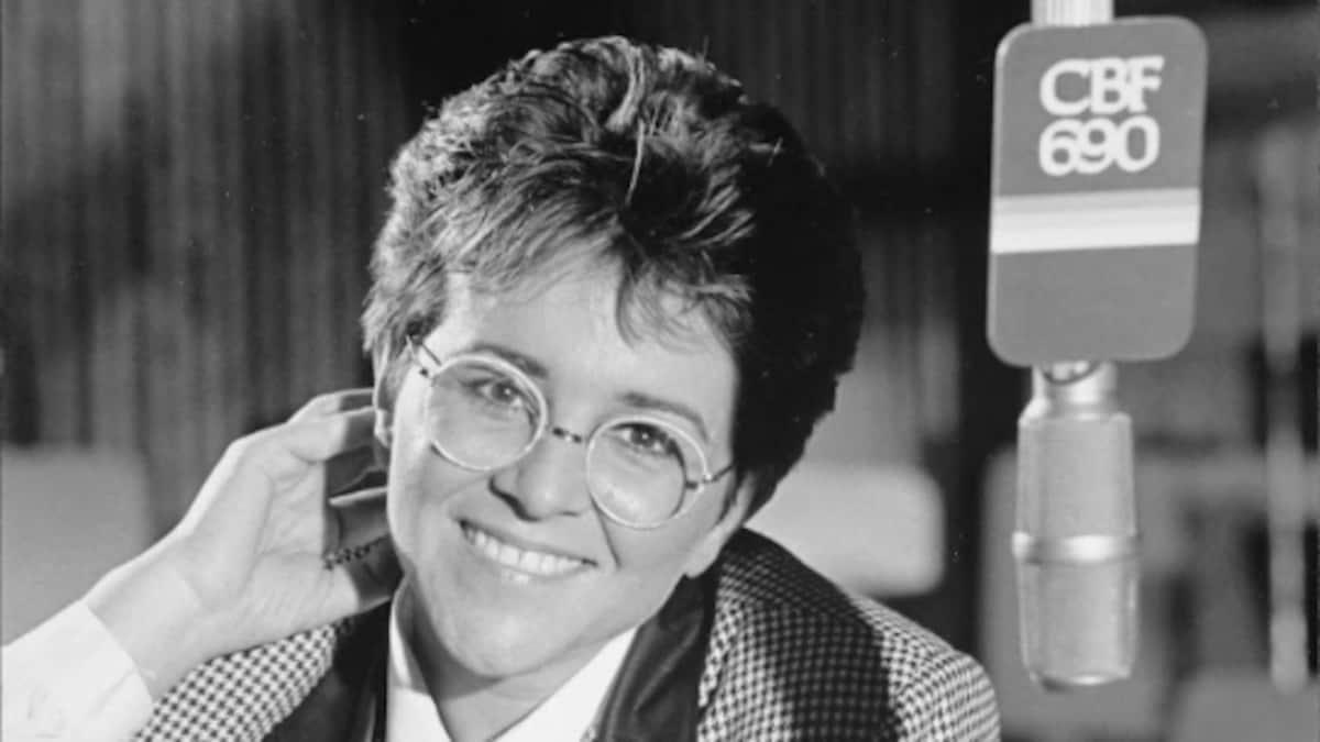 Chantal Jolis photographiée avec un microphone de CBF 690 alors qu'elle animait L'oreille musclée en 1983.