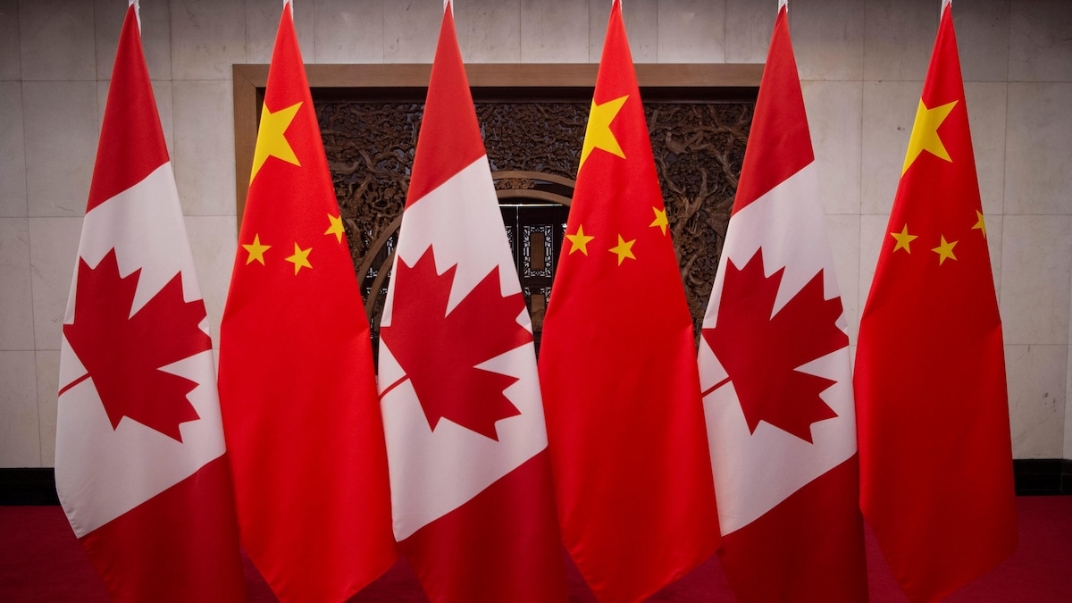 Un enchaînement de drapeaux du Canada et de la Chine en quinconce.