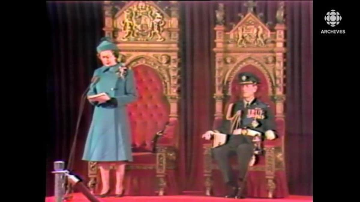 La reine Élisabeth II lit un discours.
