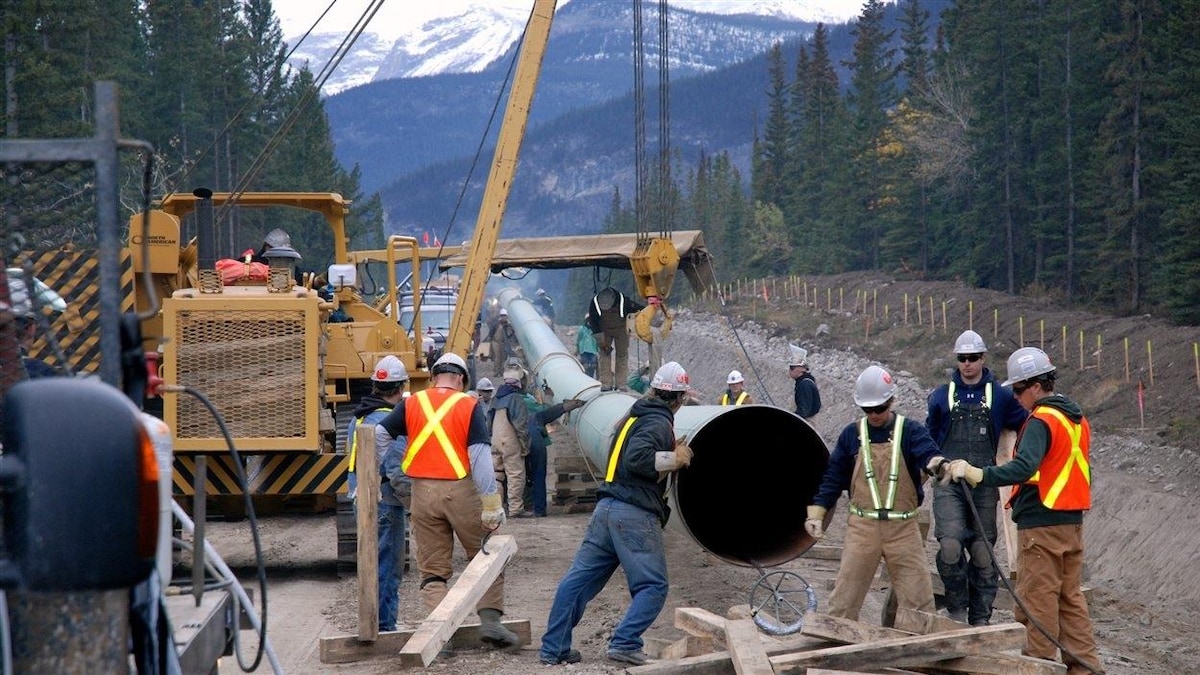 Des travailleurs sont sur le chantier du pipeline Trans Mountain.