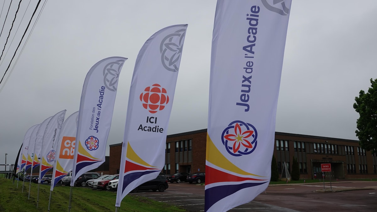Des drapeaux des Jeux de l'Acadie.