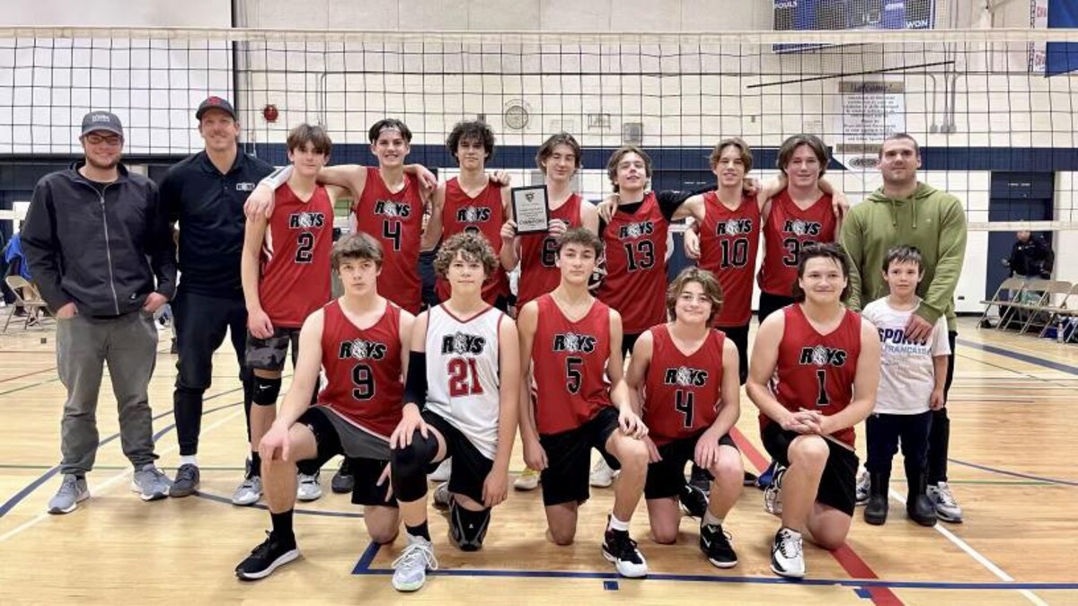 L'équipe ensemble sur un terrain de volleyball.